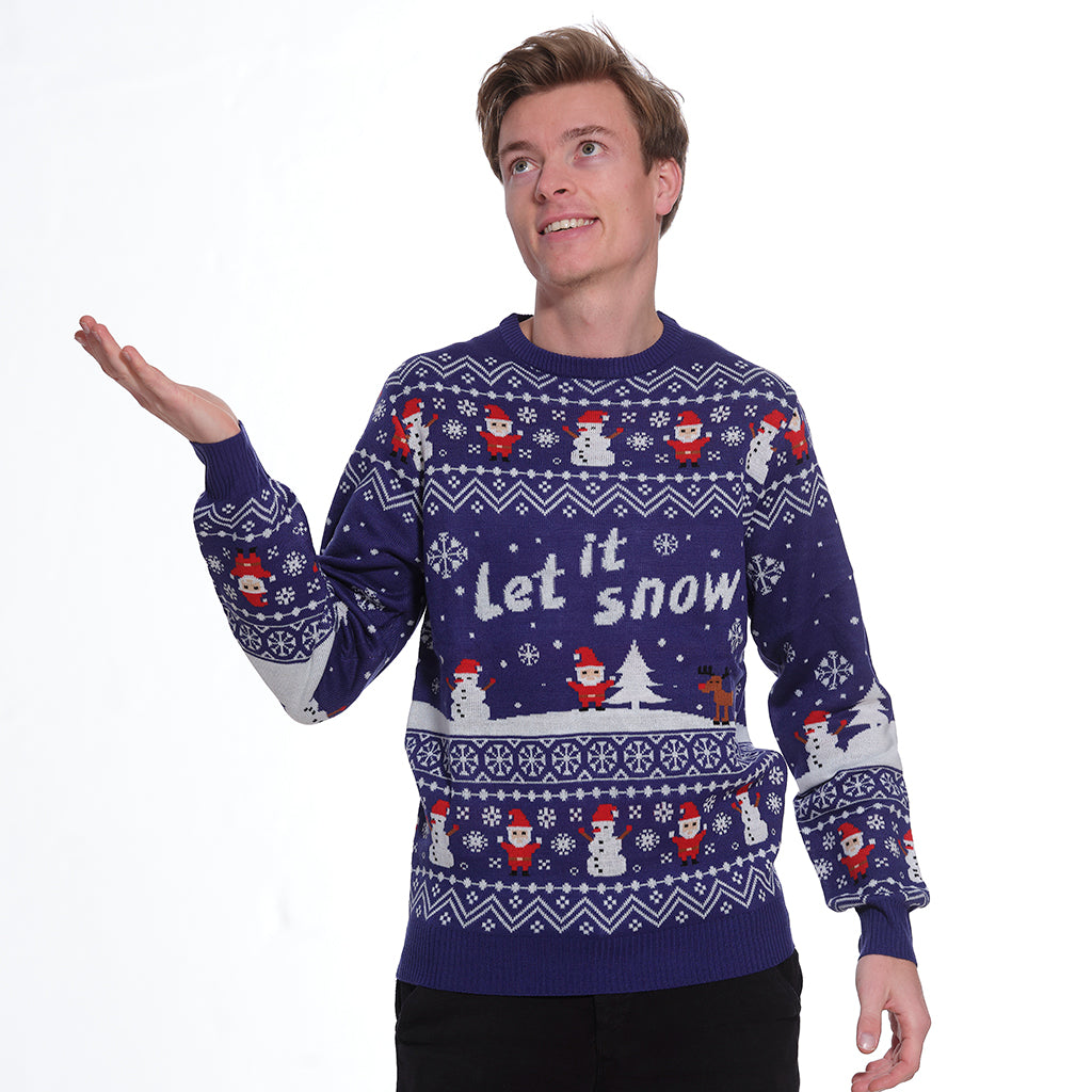 En mand poserer i sin blå julesweater.